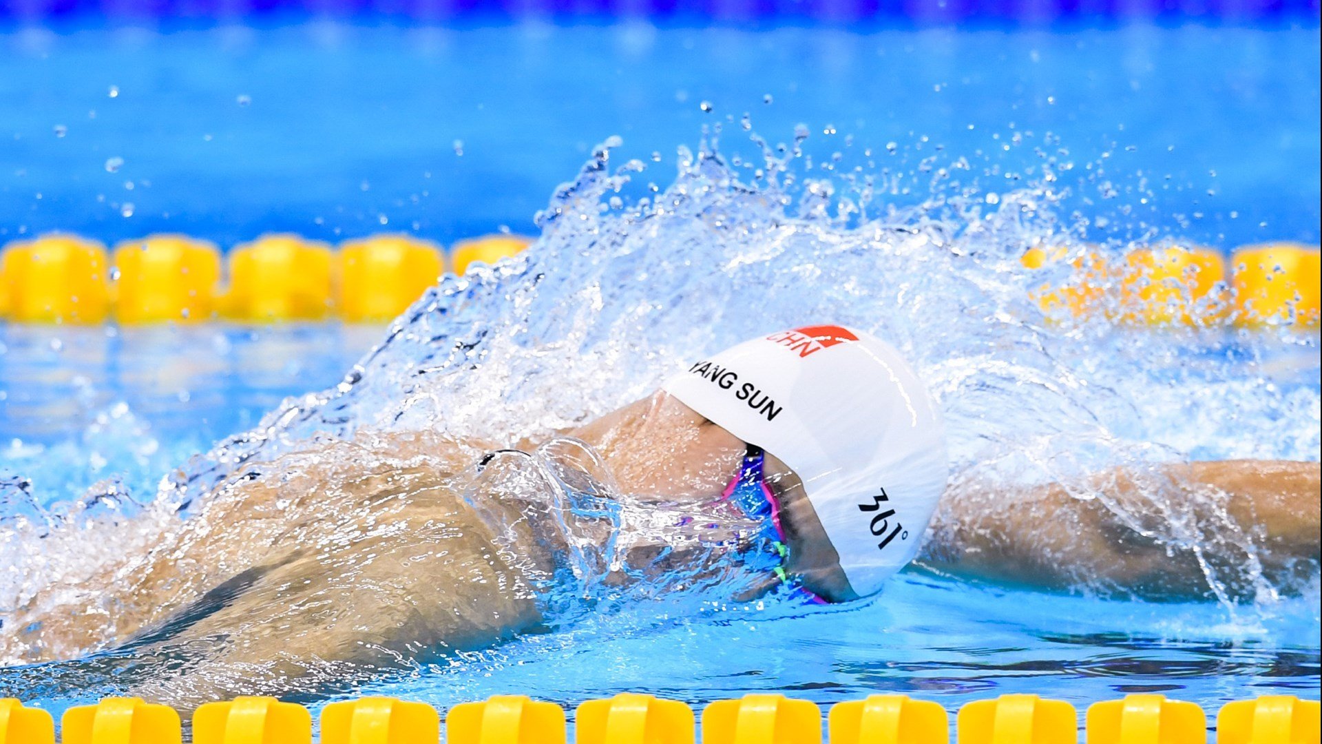 倒三角站位连接前后两端,倒三角倒立